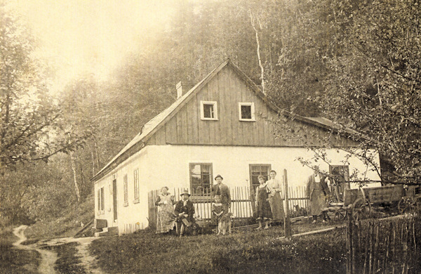 Tato fotografie, pořízená nejspíše těsně po 1. světové válce, představuje jednu z chalup na severním okraji obce pod Sovím vrchem. Dům dodnes stojí, ale jeho vzhled byl pozdějšími úpravami změněn.