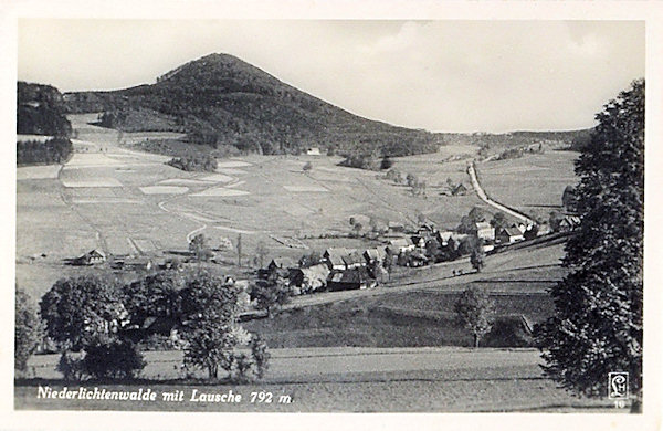 This picture postcard shows the upper part of the village with the road leading to the border crossing Wache to Waltersdorf. The picture is dominatet by the hill Luž, under which at the edge of the wood the former boarding-house Brazilka is faintly visible.
