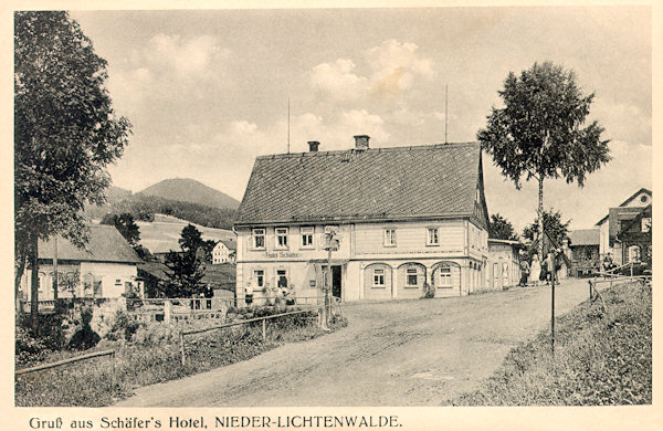 Diese Lichtdruck-Ansichtskarte aus der ersten Hälfte des 20. Jh. zeigt das damalige Hotel Schäfer, dessen Aussenansicht sich seitdem nicht besonders verändert hat. Am Horizont ragt der Gipfel des Luž (Lausche) empor.