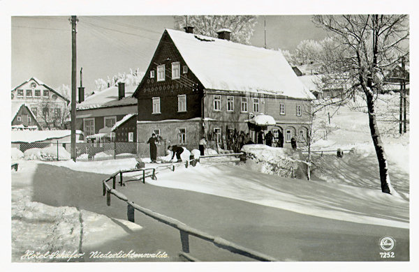 Na historické zimní pohlednici z roku 1947 je bývalý hotel Schäfer, stojící u odbočky do Horní Světlé. V pozadí vlevo vyčnívá štít bývalého hotelu Adler.