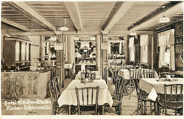 Tato pohlednice zachycuje interiér bývalého hotelu Schäfer.