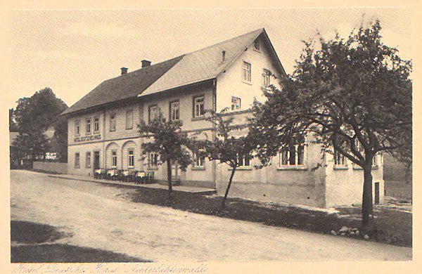 Na této pohlednici vidíme hotel „Deutsches Haus“ již s novou přístavbou. Budova dodnes stojí v horní části obce a slouží jako penzion.