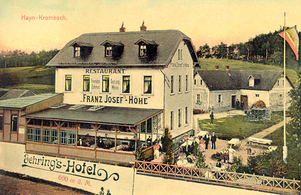 Budova bývalého hostince „Franz Josef's Höhe“, zachycená na pohlednici z roku 1908, stojí dodnes na státní hranici v sedle mezi Krompachem a německou osadou Hain.