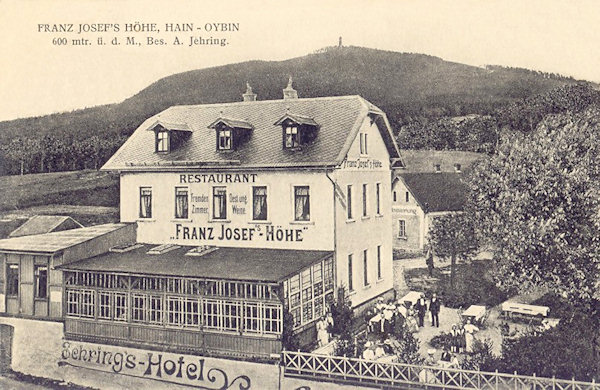 Na této pohlednici vidíme hostinec „Franz Josef's Höhe“ někdy kolem roku 1910, již s uzavřenou verandou v popředí. Do pozadí obrázku je uměle doplněna hora Hvozd, která je ve skutečnosti na opačné straně.