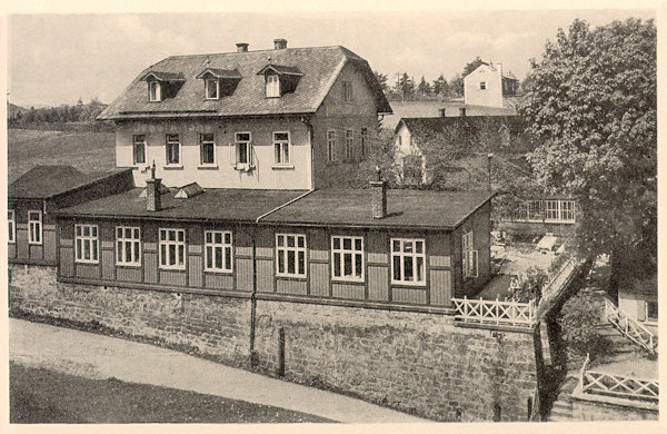 Na této pohlednici vidíme hotel „Franz Josef's Höhe“ po přestavbě a rozšíření dřevěné verandy.