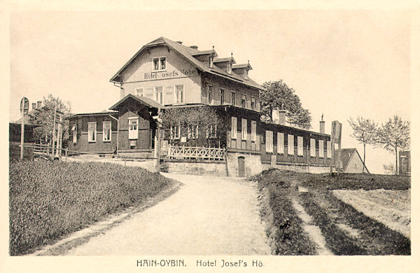 Pohlednice z doby kolem roku 1925 zachycuje hotel, nazývaný tehdy již jen „Josef's Höhe“ (Josefova výšina) z jižní strany.