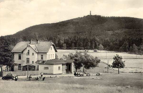 Na pohlednici z počátku 60. let 20. století vidíme bývalý hostinec „Franz Josef's Höhe“ (v době pořízení snímku jedna z Lužických bud) od západu. V pozadí je hora Hvozd s rozhlednou na severním vrcholu.