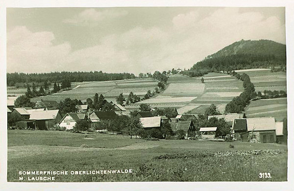 Tato pohlednice zachycuje domky, stojící v mělkém údolíčku podél silnice do Dolní Světlé. Vlevo je vidět silnička do Mysliven a v pozadí hora Luž.