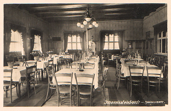 Diese Ansichtskarte zeigt das Inneneinrichtung des Speisesaales der Gaststätte auf den Johannissteinen (Janské kameny).