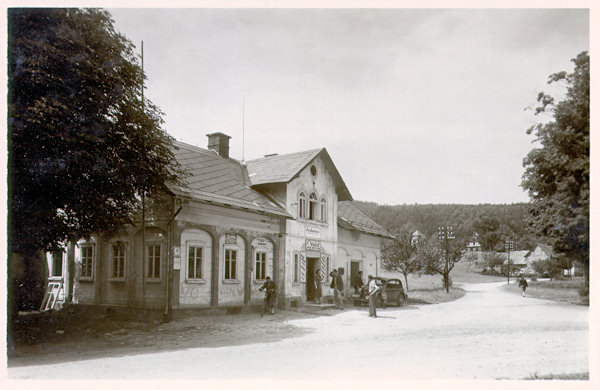 Na této pohlednici vidíme bývalý hostinec „U Švýcarska“ s řeznictvím. Dům dodnes stojí u odbočky do Krompachu.