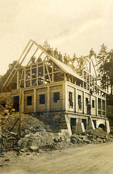 Stavba krásné jednopatrové budovy bývalé české školy na přelomu 19. a 20. století.