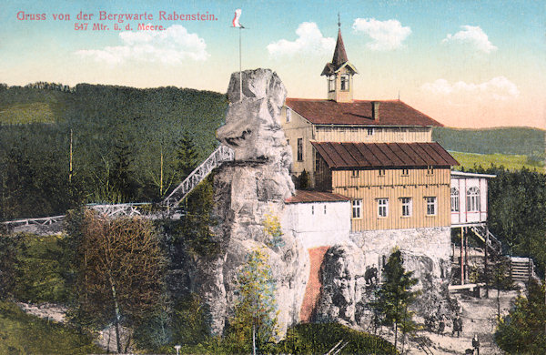 Na této pohlednici vidíme hostinec na Krkavčích kamenech po jeho rozšíření ve 20. letech 20. století.
