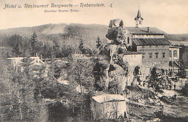Tato pohlednice zachycuje hostinec na Krkavčích kamenech z vyhlídky na sousedním Falkensteinu.