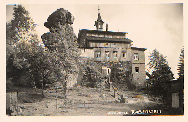 Na této pohlednici vidíme hostinec na Krkavčích kamenech v jeho konečné podobě po dokončení zděné přístavby vpravo. Brzy po 2. světové válce byla budova opuštěna a zanikla.