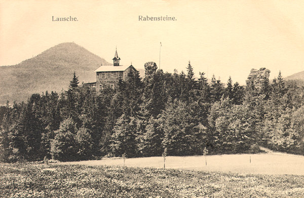 This picture postcard presents an overall view of the Krkavčí kameny rocks. In the centre there is the hill with the smaller rock and the restaurant standing on Bohemian grounds, whereas the rock tower Falkenstein on the right side is already in Germany. On the horizon on the left side there is the Luž-hill.