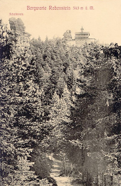 Na pohlednici z roku 1921 vidíme bývalý hostinec na Krkavčích kamenech z německé strany hranice. V popředí vlevo vyčnívá skalní věž Schalkstein.
