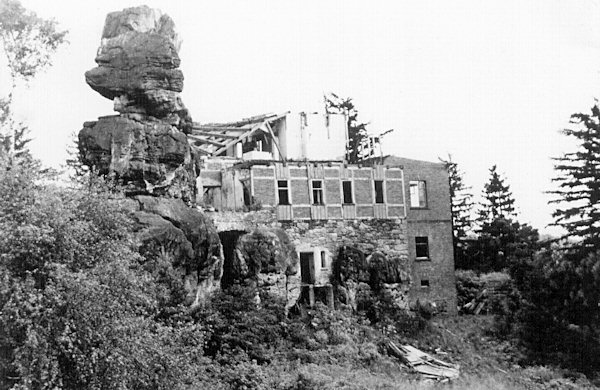 This photograph originating from the 60s of the 20th century shows the successive destruction of the restaurant on the Krkavčí kameny (Raven's stones).
