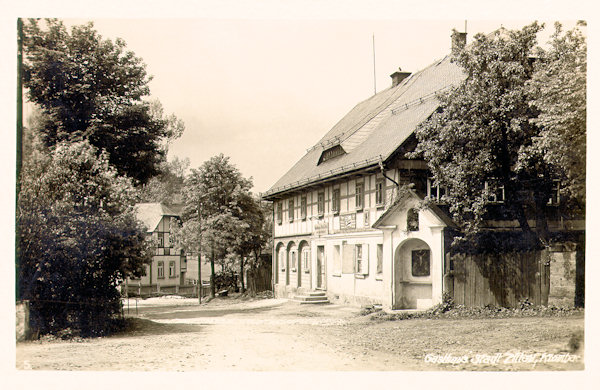 Auf dieser Ansichtskarte aus dem Jahre 1933 ist die heute bereits eingegangene Gaststätte „Zur Stadt Zittau“. Zusammen mit einer kleinen Kapelle stand sie gleich neben der Kirche, vor dem Gebäude des Gemeideamtes.