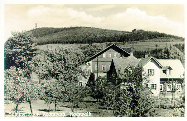 Das Gasthaus „Forsthaus“ (im Hintergrund) stand bis in die 50er Jahre des 20. Jh. am Wege, der aus der Ortsmitte von Krompach (Krombach) zum Fusse des Hvozd (Hochwald) führte. Zum Unterschiede von der Gaststätte steht das Häuschen im Vordergrund auch heute noch.