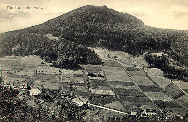 Pohlednice z roku 1914 zachycuje severovýchodní svah hory nad Waltersdorfem, na němž je dnes upravený lyžařský areál.