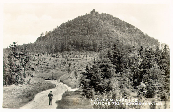 Tato pohlednice zachycuje vrcholový kužel Luže od cesty, vedoucí k hoře po hraničním hřbetu směrem od západu.