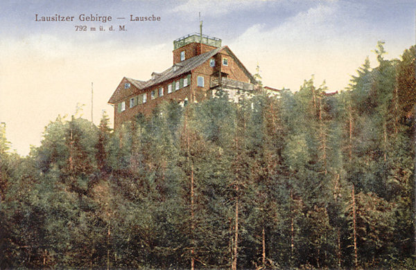 Tato pohlednice zachycuje bývalou chatu na vrcholu Luže ze severozápadní strany.