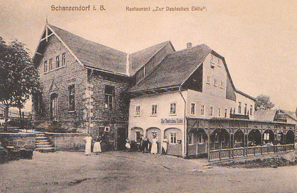Diese Ansichtskarte zeigt das ehemalige Gasthaus „Zur deutschen Eiche“, das im Oberdorf an der Strasse nach Jonsdorf stand. In der zweiten Hälfte des 20. Jahrhundert liess man es eingehen und seine Grundmauern sind heute von Strauchwerk überwachsen.