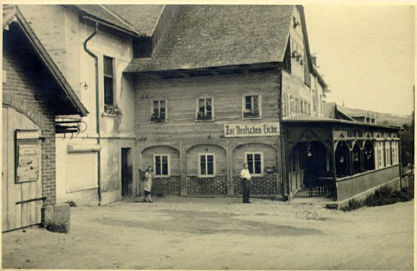 Dieses Gasthaus „Zur deutschen Eiche“ diente zusammen mit dem benachbarten Gasthaus „Zur goldenen Krone“ noch nach dem 2. Weltkrieg als Erholungsheim für Prager Kinder. Später wurden aber beide Häuser abgerissen.