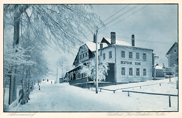 Diese winterliche Ansichtskarte aus der Zeit um 1930 zeigt das ehemalige Hotel „Zur deutschen Eiche“ im Blick von Nordosten von der Strasse nach Jonsdorf.
