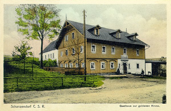 Das Gebäude dieses Gasthauses „Zur goldenen Krone“ stand mit dem benachbarten Gasthaus „Zur deutschen Eiche“ im Oberdorf an der Strasse nach Jonsdorf. Heute wächst an ihrer Stelle nur noch Gesträuch.