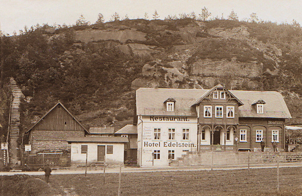 Diese Ansichtskarte zeigt das ehemalige Gasthaus „Edelstein“, das dicht an der Staatsgrenze an der Strasse nach Jonsdorf stand. Auf der Anhöhe hinter dem Haus haben sich Reste der Wälle erhalten, nach denen die Gemeinde ihren Namen (Schanzendorf) hatte.