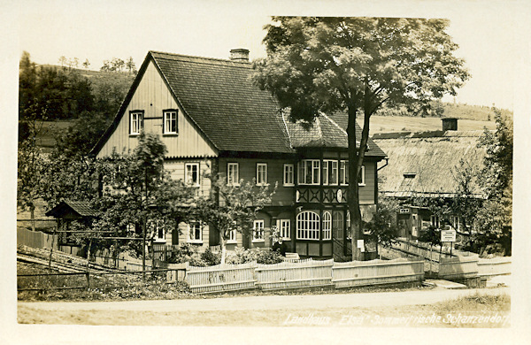The house shown on this picture postcard to the present days is standing at the road to Jonsdorf (in Germany). It originated in about 1820 and between the World Wars One and Two served as boarding house named „Landhaus Elsa“.