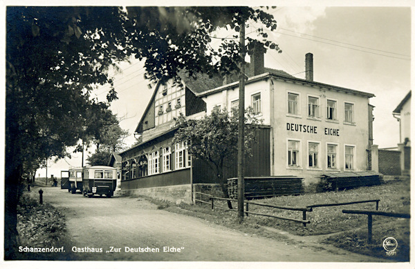 On this picture postcard the hotel „Zur Deutschen Eiche“. (=German oak) standing formerly at the road from Jonsdorf is shown.
