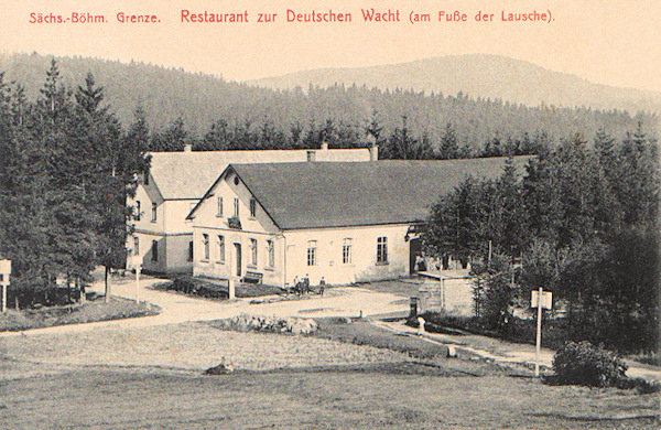 Na této pohlednici vidíme bývalý hostinec „Zur Deutschen Wacht“, který stál na české straně hranice v sedle mezi Dolní Světlou a Waltersdorfem. Hostinec byl po 2. světové válce zbořen a dodnes z něj zůstaly jen zbytky základů.