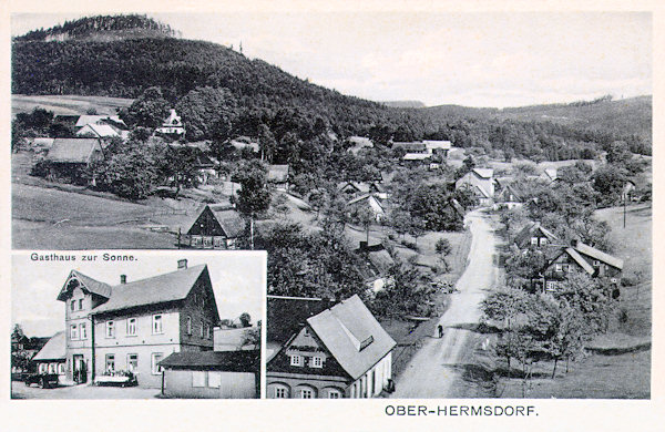 Na této pohlednici vidíme domky v horní části osady u silnice do Krompachu. Ve výřezu dole je hostinec „U slunce“, založený v roce 1873, který až do konce 2. světové války vlastnila rodina Heinrichů. Vlevo nad osadou je Zámecký vrch.
