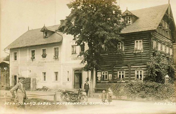 Tato pohlednice zachycuje bývalý hostinec Wenzela Kahla v horní části obce. Výstavný dům dodnes stojí při silnici do Krompachu.