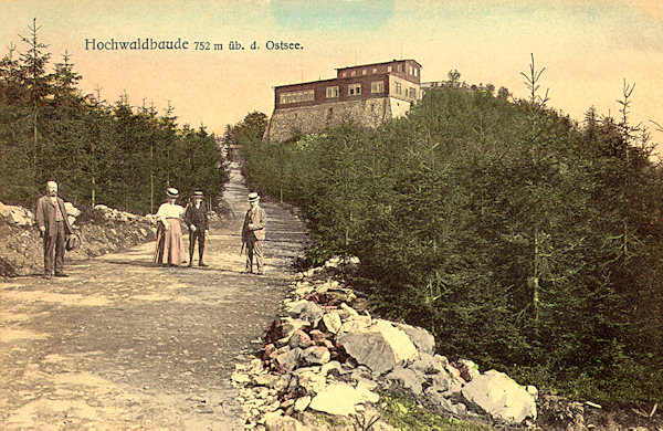 Tato pohlednice z roku 1914 zobrazuje starou německou chatu na jižním vrcholu Hvozdu.