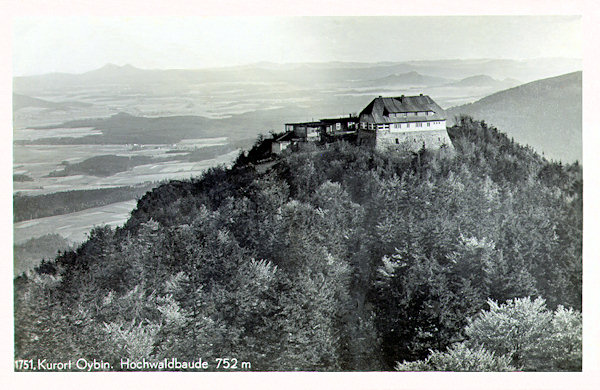 Tato pohlednice zobrazuje jižní vrchol kopce s novou německou chatou, za níž je ještě vidět nižší budova bývalé české chaty.