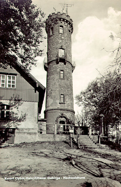 Na pohlednici z roku 1965 je kamenná rozhledna s chatou na severním (německém) vrcholu Hvozdu.