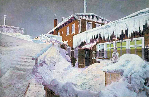 Tato zimní pohlednice zachycuje starou saskou chatu a vyhlídkovou plošinu na jižním vrcholu Hvozdu.