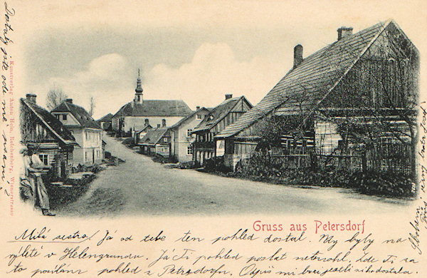 Tato pohlednice zachycuje petrovickou náves na počátku 20. století. Zástavba podél žitavské silnice se později hodně změnila, ale nejvýrazněji ji postihly poválečné demolice.