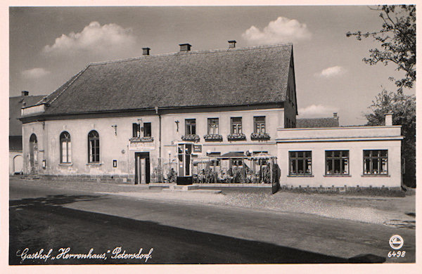 Na pohlednici z konce 30. let 20. století vidíme hostinec „Panský dům“ (Herrenhaus), původně označovaný jako „Kretscham“. Dům, stojící dodnes na jižním okraji obce, byl do této podoby přestavěn rodinou Mengemannů, která jej vlastnila téměř celou první polovinu 20. století.