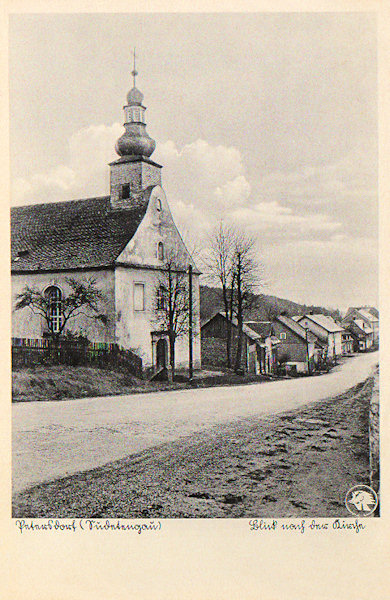 Na pohlednici z konce 30. let 20. století vidíme kostel Nejsvětější Trojice s charakteristickou dřevěnou věží, stojící bezprostředně při silnici. Vysvěcen byl v roce 1816.