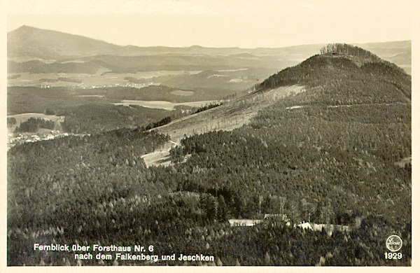 Pohlednice z roku 1935 zachycuje výhled z Hvozdu přes vrch Sokol u Petrovic k Ještědu (na obzoru vlevo). V lese v popředí je samota s hájovnou Na Šestce.