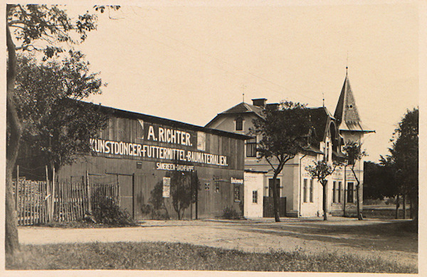 Na této pohlednici vidíme bývalý Richterův hostinec s obchodem u železniční zastávky. Budova značně utrpěla pozdějšími přestavbami, ale hostinec je v ní dodnes.