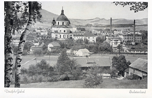 Tato pohlednice zachycuje chrám sv. Vavřince a sv. Zdislavy s přilehlým klášterem z jihozápadní strany. V pozadí za stromy vyčnívá Jezevčí vrch.