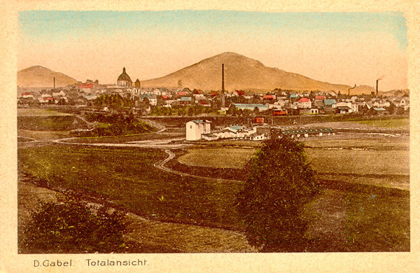 Tato pohlednice zachycuje město s chrámem sv. Vavřince a sv. Zdislavy ze severní strany. V popředí je vidět areál zajateckého a internačního tábora, který stál na poli u dnešního koupaliště v letech 1914-1921. Za městem je vrch Tlustec a vlevo v pozadí Ralsko.