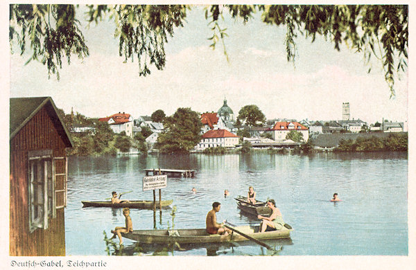 Na pohlednici ze 30. let 20. století vidíme město od Zámeckého rybníka, který tehdy sloužil i ke koupání.