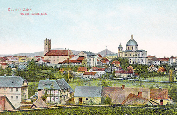 Pohlednice z roku 1922 zachycuje střed města s dominantou chrámu sv. Vavřince a sv. Zdislavy (vpravo) a bývalým kostelem Narození Panny Marie, přestavěným později na pivovar (vlevo).