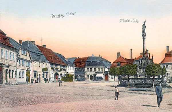 Pohlednice z počátku 20. let 20. století zachycuje severozápadní část náměstí.